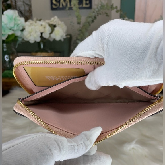 (MT189) NWOT Michael Kors Hayes Multifunction Studded Phone Case/Wallet - Picture 11 of 11